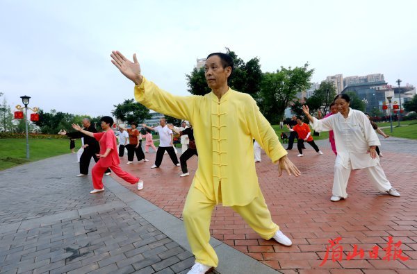  市民在公园锻炼。