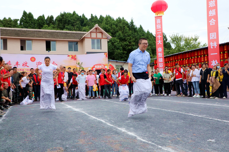 粮袋跳接力赛。.jpg