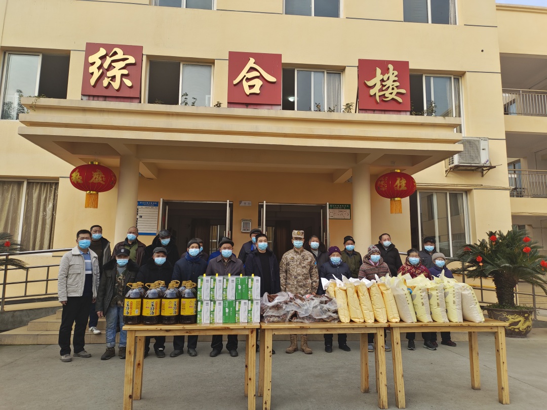 为敬老院老人送来慰问品。.jpg