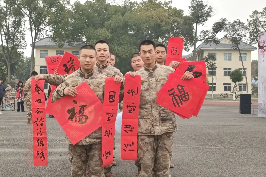 官兵们手举春联合影。.jpg