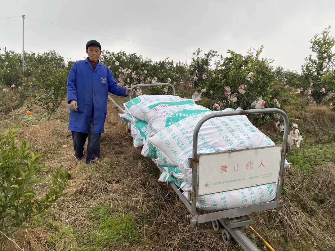 助农运送肥料.jpg