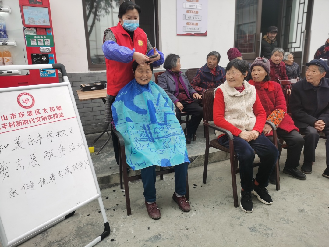 义剪活动现场。.jpg