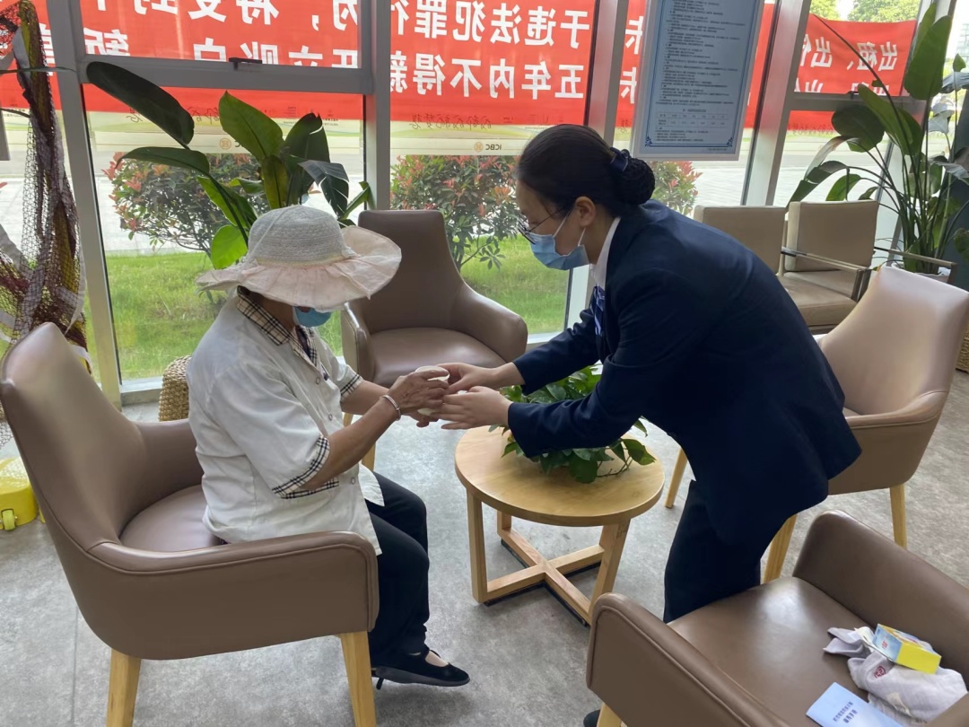 “工行驿站”关爱户外劳动者.jpg