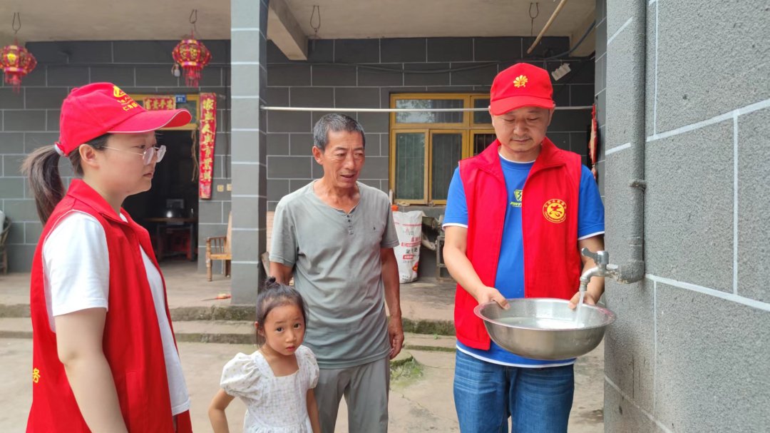 志愿者进村入户，宣传节约用水。.jpg