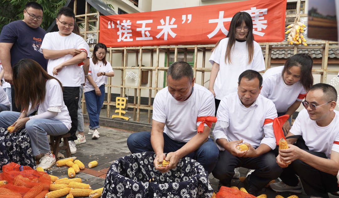 9月22日，在2023年青神县中国农民丰收节上，农民健儿在搓玉米比赛中大显身手。.jpeg