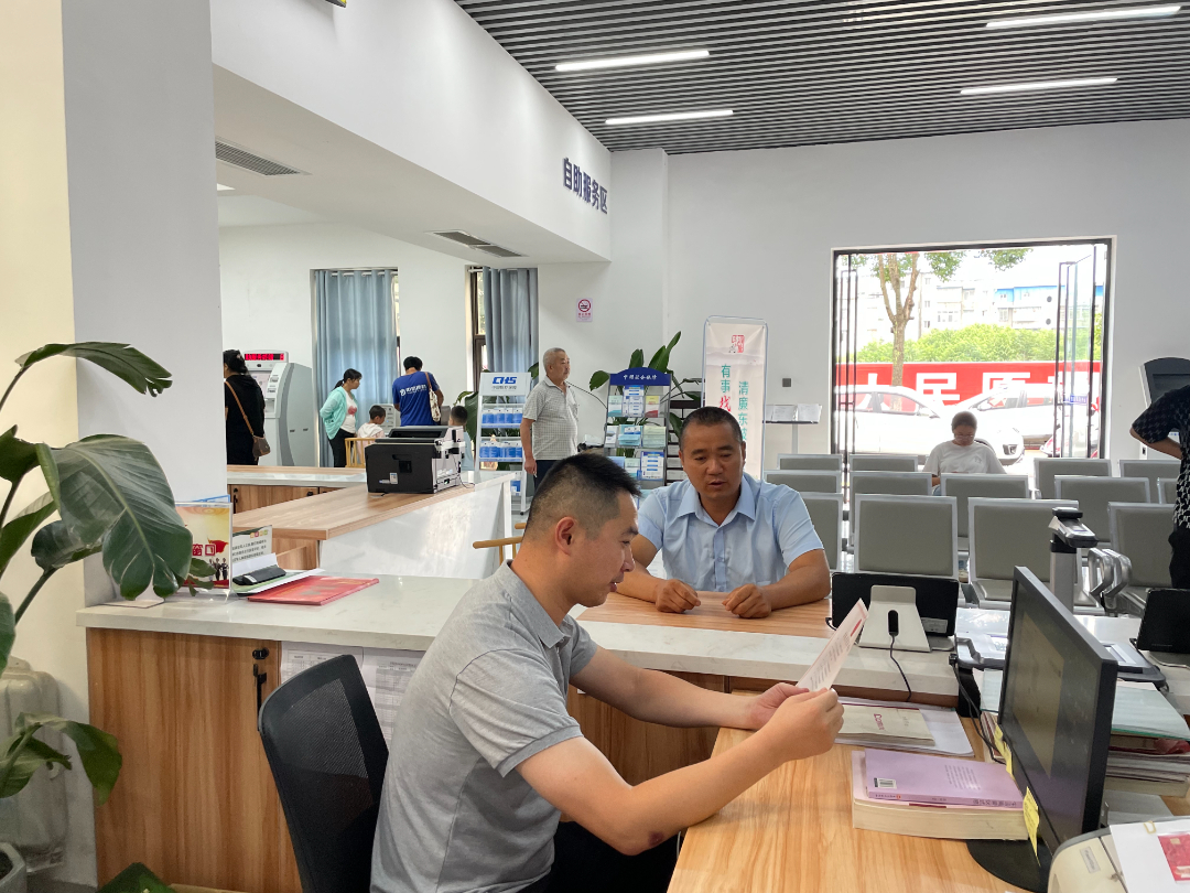  多悦镇便民服务中心内，群众办事很便捷。