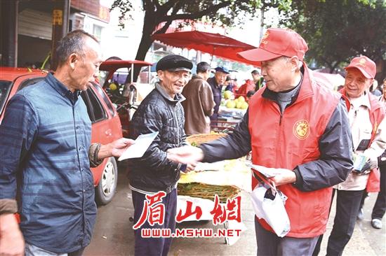 离退休老干部发放宣传资料。.jpg