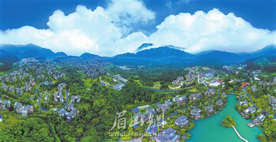 《半山家园》 贺建平 摄于七里坪风景区.jpg