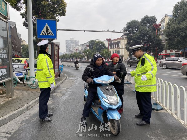 交警对违规载人的驾驶员进行批评教育.JPG