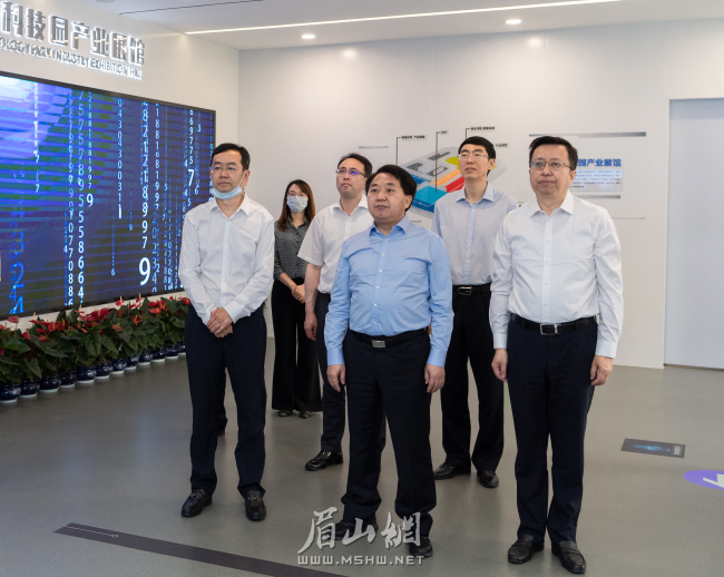 25日，罗文一行在联想叠云创新科技园项目调研_记者 杨槐 摄 .jpg