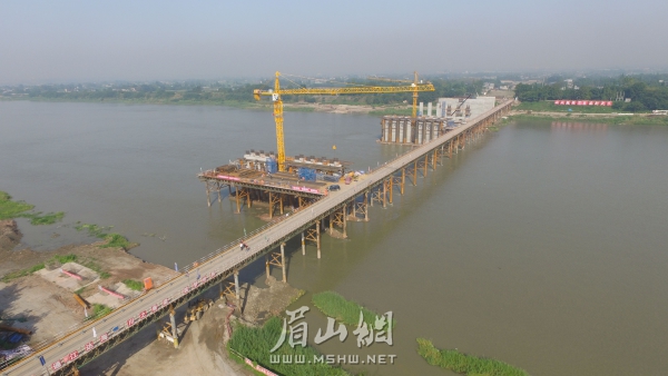 岷江三号特大桥施工现场（张忠苹 摄）.jpg