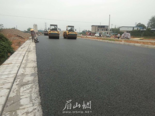 建设中的工业大道（东坡区南段）。