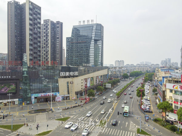 日新月异的眉山城区。