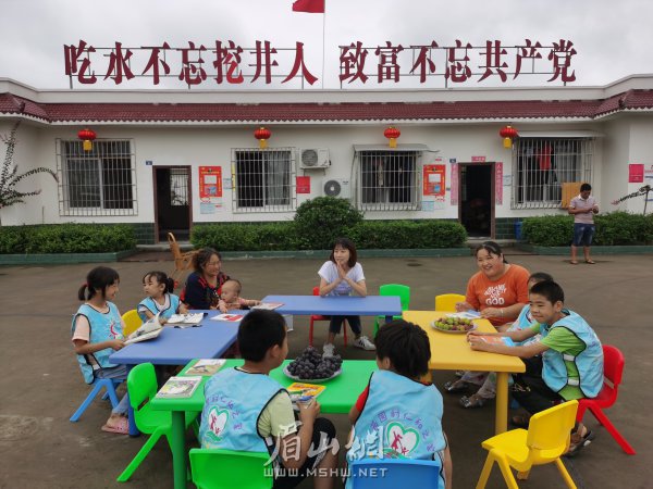 易地扶贫搬迁聚居点，孩子们正在开展假期活动。