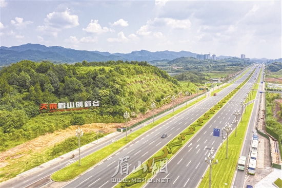 已建成通车的天府大道南延线。本报记者 殷勇 摄