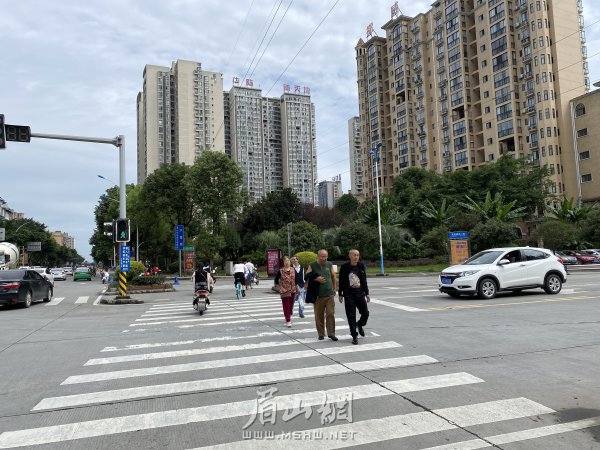 市民文明有序过马路。