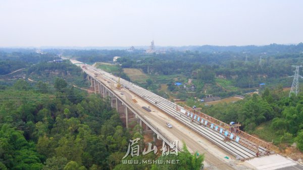 成宜高速全线贯通后，成眉连接再添快速通道。（资料图片）