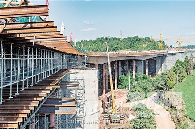 资阳临空经济区雁溪湖大桥路网建设现场。 资阳日报记者 赵明 摄