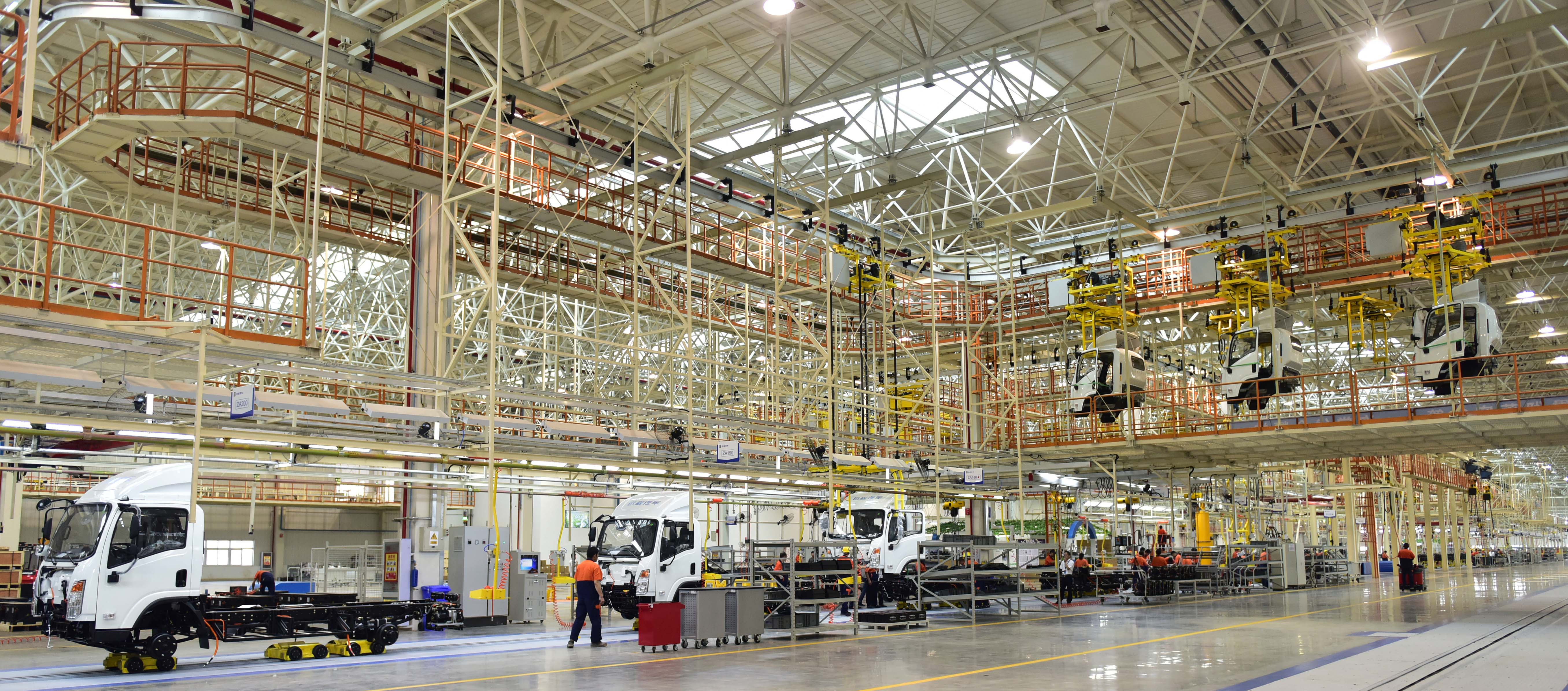 吉利南充项目总装车间内一派繁忙的生产景象。
