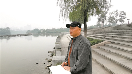 在东坡城市湿地公园，余启翔记录着自己的感受。
