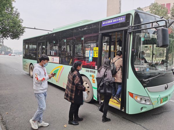 市民乘坐S101线公交车。