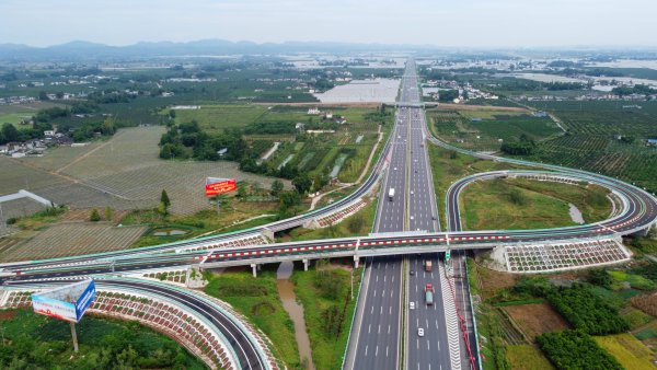 成乐高速公路扩容重要节点工程彭山新互通已通车。（彭山区委宣传部提供）