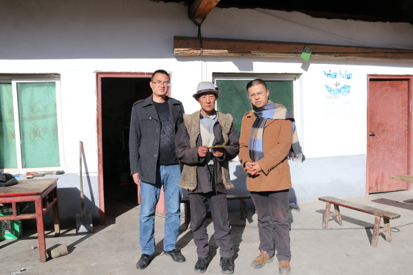 沈卫东（右一）和援藏工作组同志慰问金川县新开村建档立卡贫困户。