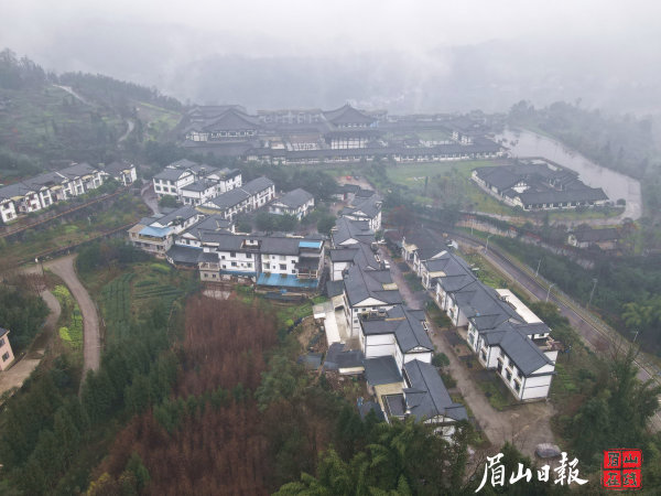 薄雾中的光明新村小区。