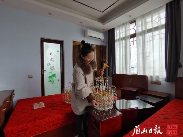杨琴正在整理新购买的灯具。