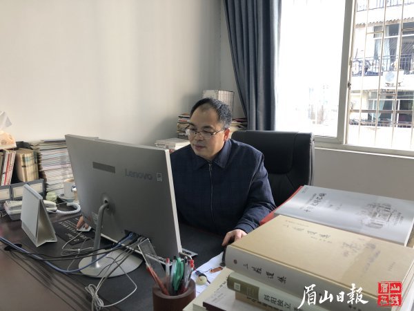 刘清泉在研究东坡文化。