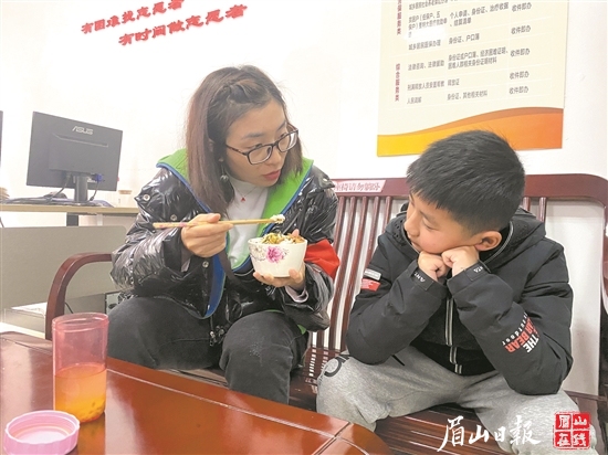 儿子送来饭菜，母子俩享受难得的温情时光。
