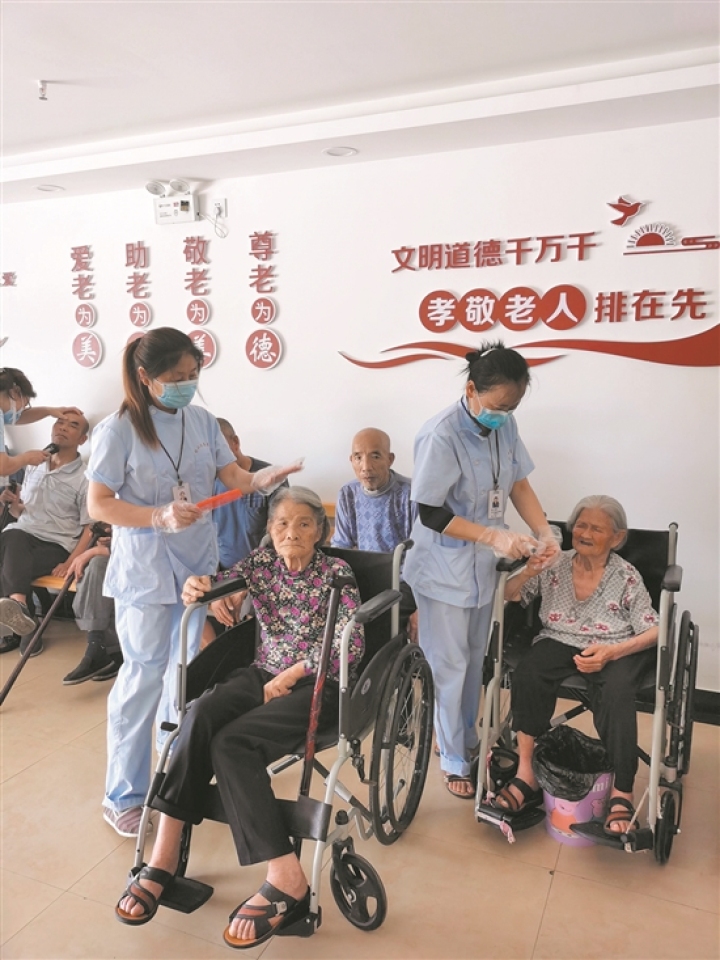 养老护理员为老人们服务。