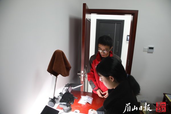  给文物拍照建档。