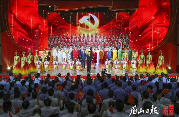 集体合唱《没有共产党就没有新中国》。