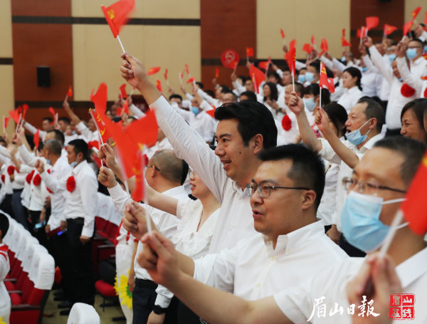 演出现场，观众热情喝彩。
