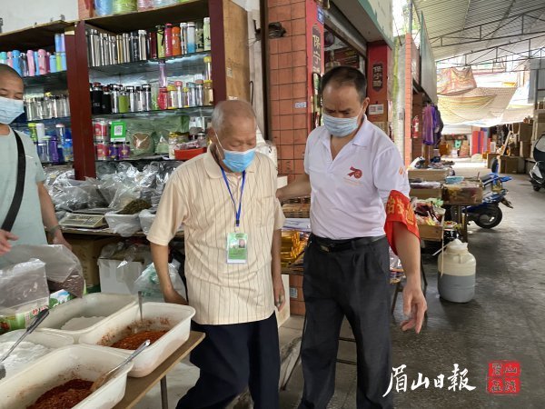 搀扶年老的居民安全通行。（右一为何庆国）