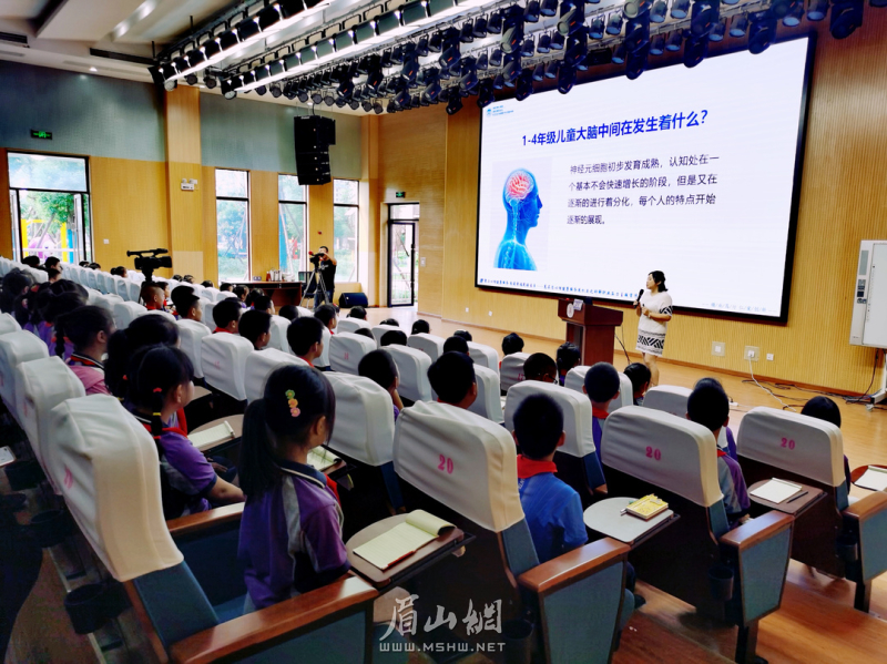 同学们认真听讲座。.jpg