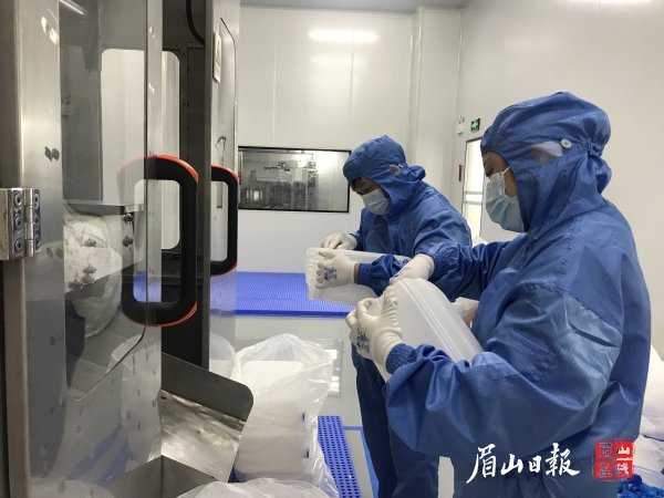 前期筹建办公厂房内，透析液生产线正在满负荷生产。