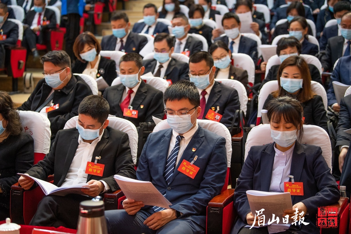 认真聆听报告。眉山日报全媒体记者 杨槐 摄