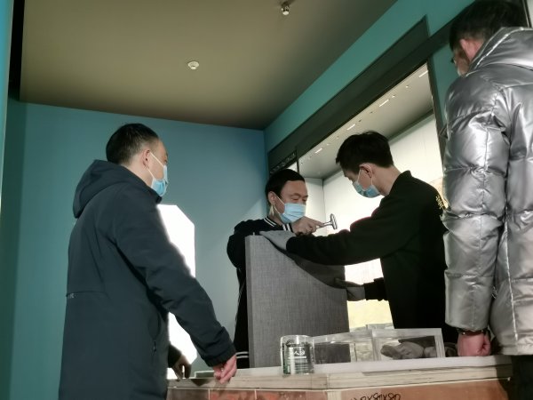 工作人员正在布展。.jpg