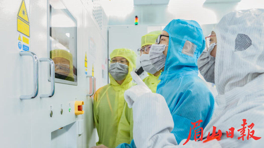 通威车间工作人员正在检测生产数据。