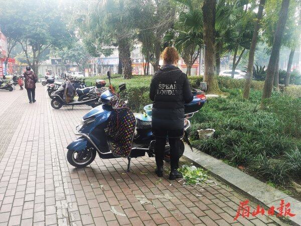 彭寿街，市民将菜叶随地乱扔。