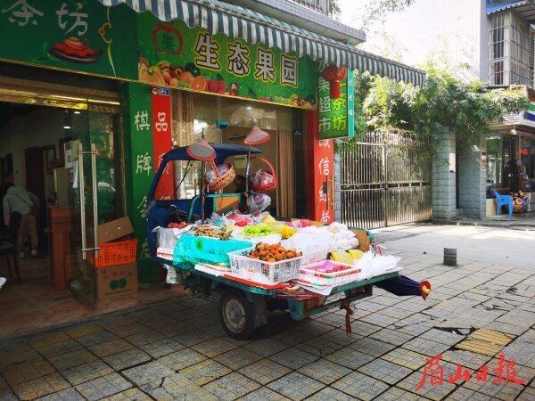 同云东街，存在超门店、占道经营的现象。
