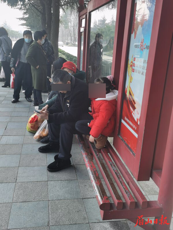 东坡大道南三段旭光小区公交站。小朋友踩在了公交站的座椅上。