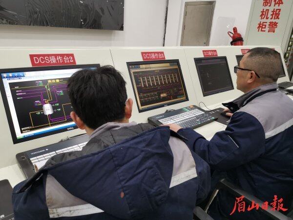  该公司技术人员正在控制中心内，加紧做生产控制调试。