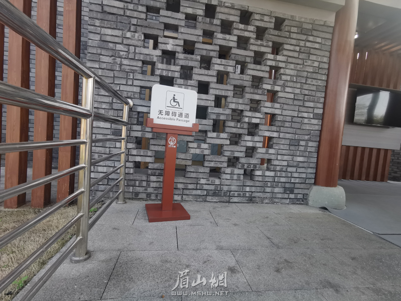 公共卫生间入口的无障碍通道。.jpg