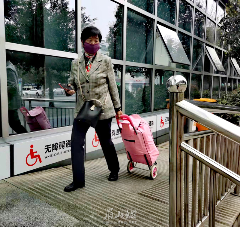 眉山公交站的无障碍通道。.jpg