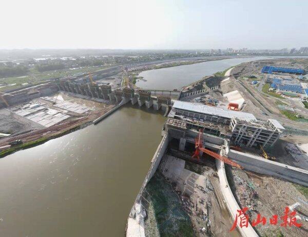  岷江虎渡溪航电枢纽工程加快建设中。