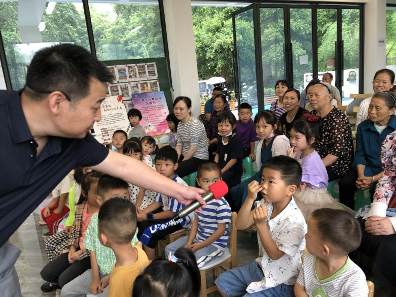 由洪雅县图书馆主办的“全民阅读进社区”活动分别在依云观邸小区和阳光上城小区举行。.png