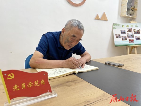  王志明退而不休，继续服务群众。